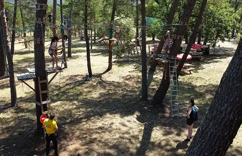 Galerie Photos | Moments Inoubliables au parc Accro Verdon, photos parc accrobranche Verdon, moments aventure Aups, souvenirs lac de Sainte-Croix, images Gorges du Verdon Le domaine Le Verdon