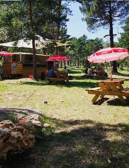 Galerie Photos | Moments Inoubliables au parc Accro Verdon, photos parc accrobranche Verdon, moments aventure Aups, souvenirs lac de Sainte-Croix, images Gorges du Verdon La Guinguette Le Verdon